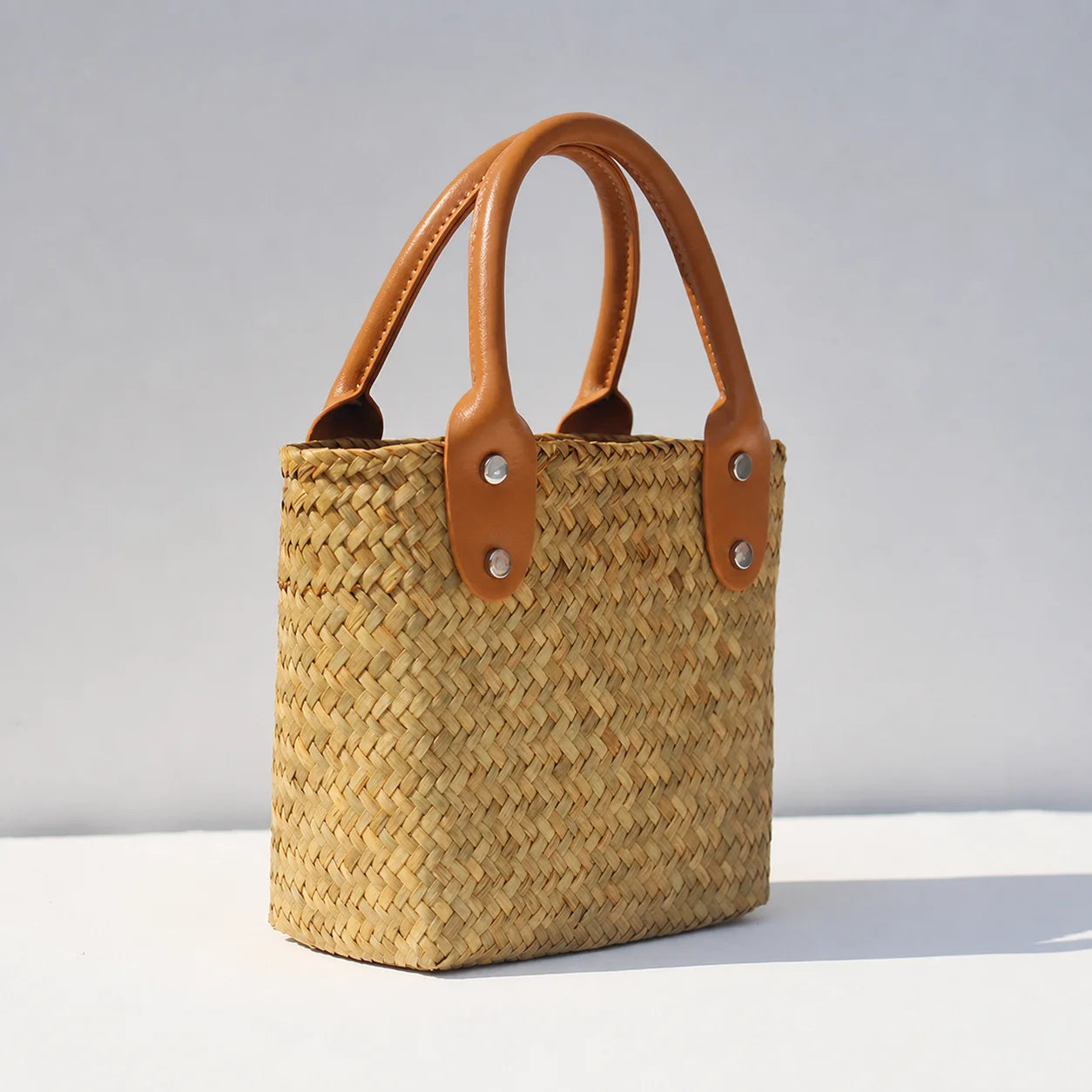 Beach Vacation Bag Stylish Top Handle Bag Woven Straw Handbag Hand-Woven Straw Tote Bag For Daily Outing Short Trip Beach